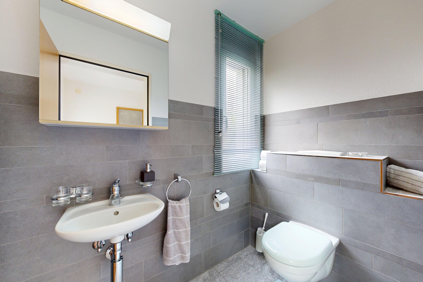 bad mit gäste-wc, tile wall, fliesenwand, inside property, und drywall