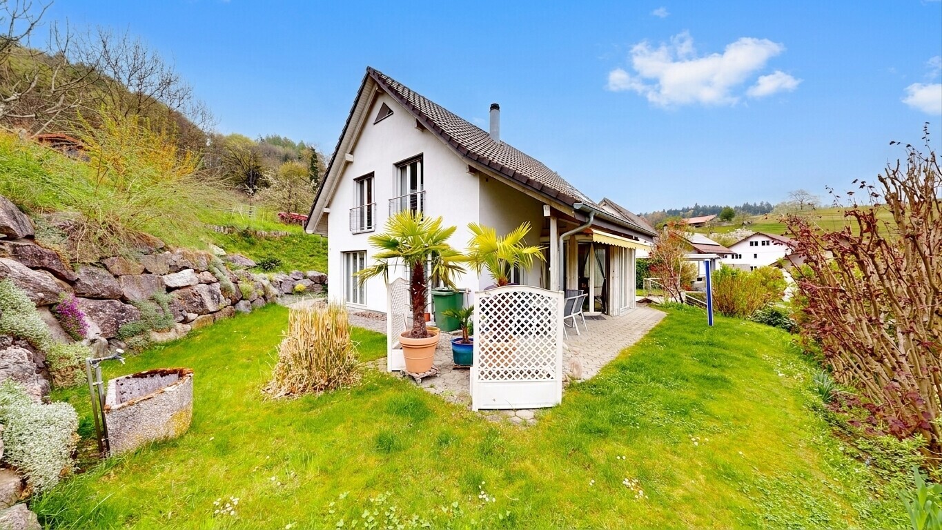 außenansicht mit terrasse, from property, stuckverkleidung, rasen, und day time