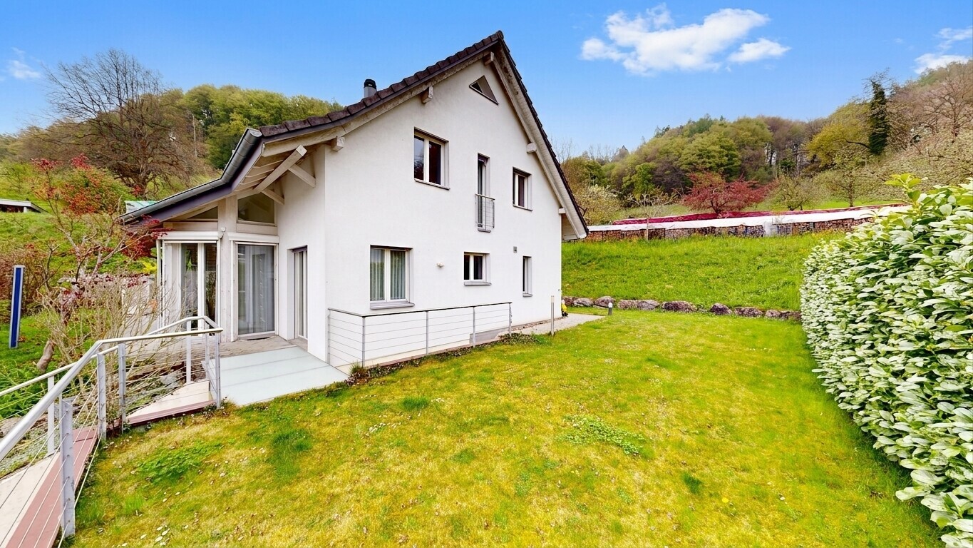außenansicht mit rasen, from property, stuckverkleidung, und day time