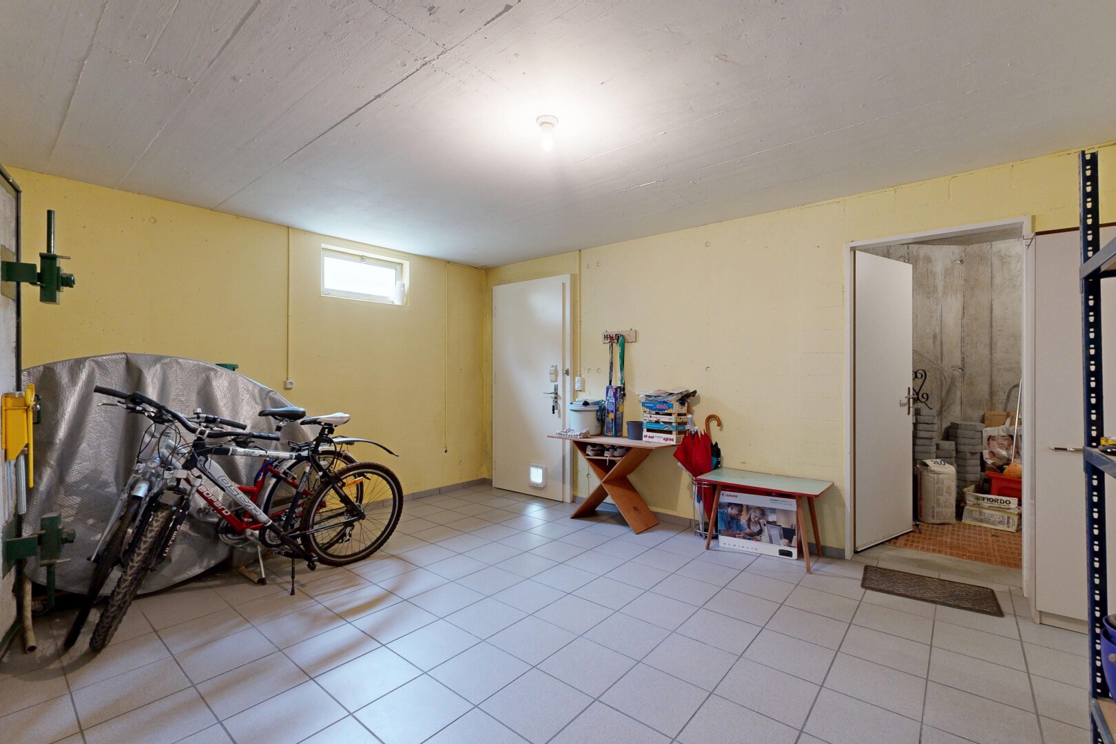 fitnessstudio mit natürliches licht, natural light, light floor, inside property, und keller
