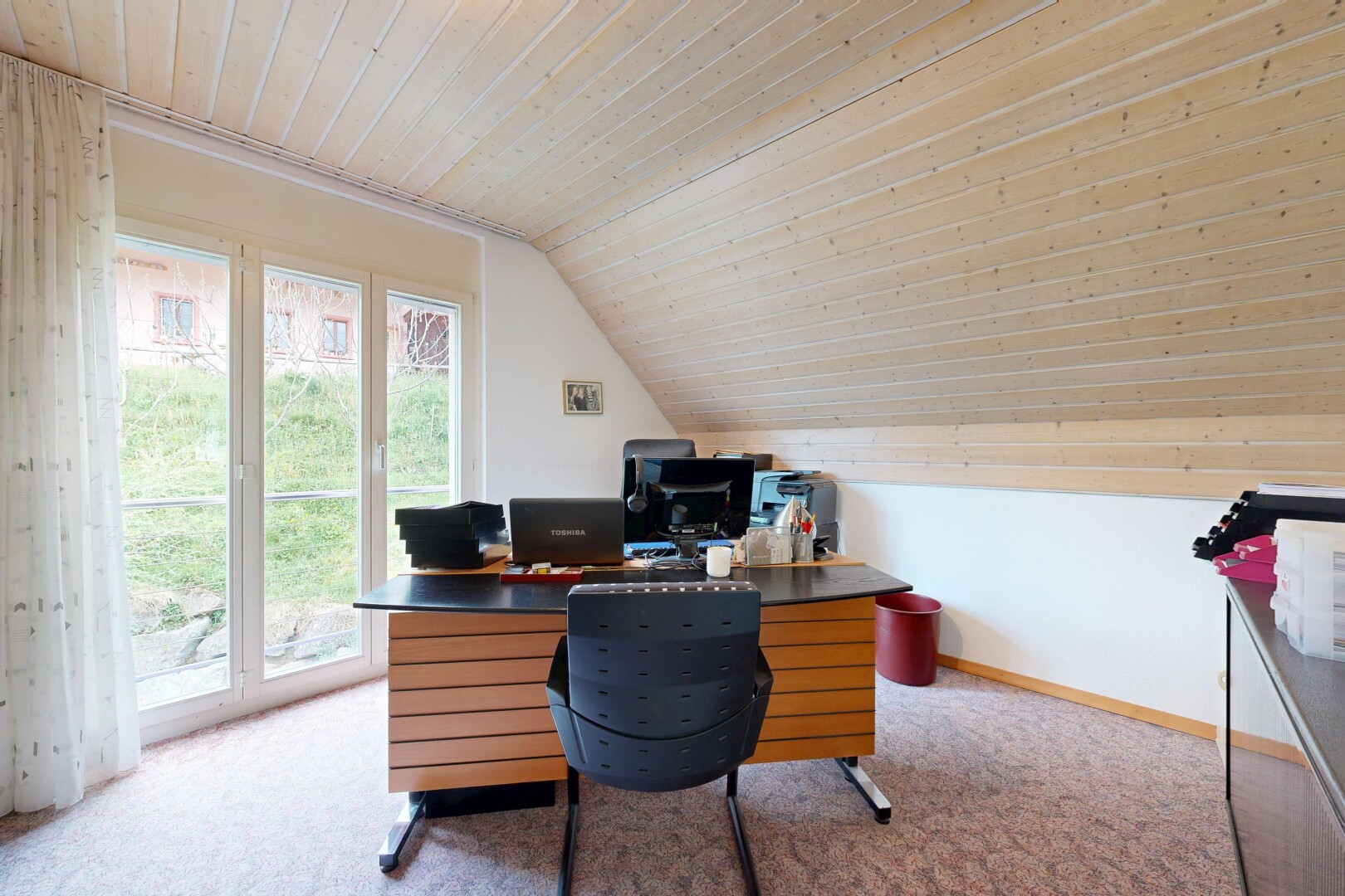 büro mit teppich, carpet, natürliches licht, natural light, und holzdecke