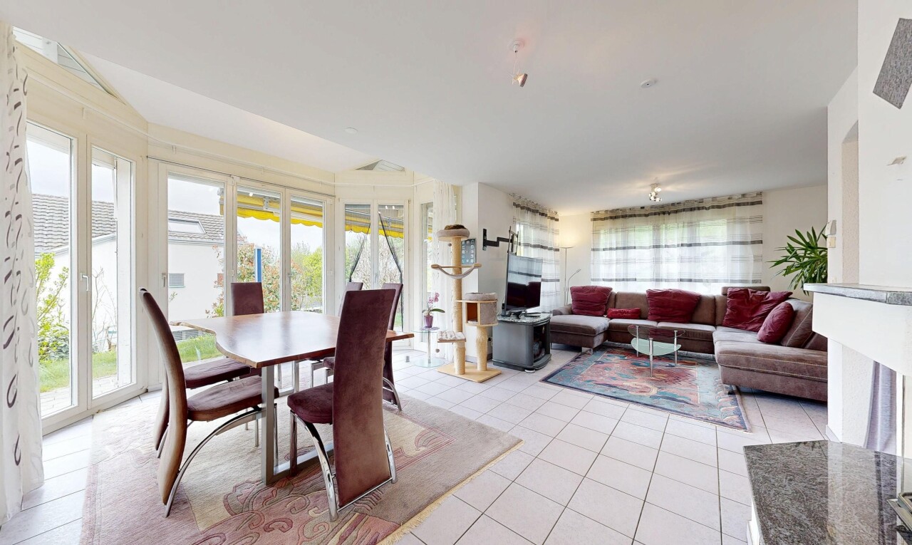 wohn- / esszimmer mit inside property, fliesenboden, tile floor, light floor, und fernseher