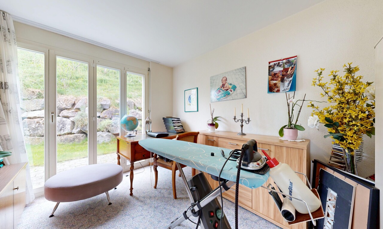 büro mit bürobereich, natürliches licht, natural light, inside property, und teppich