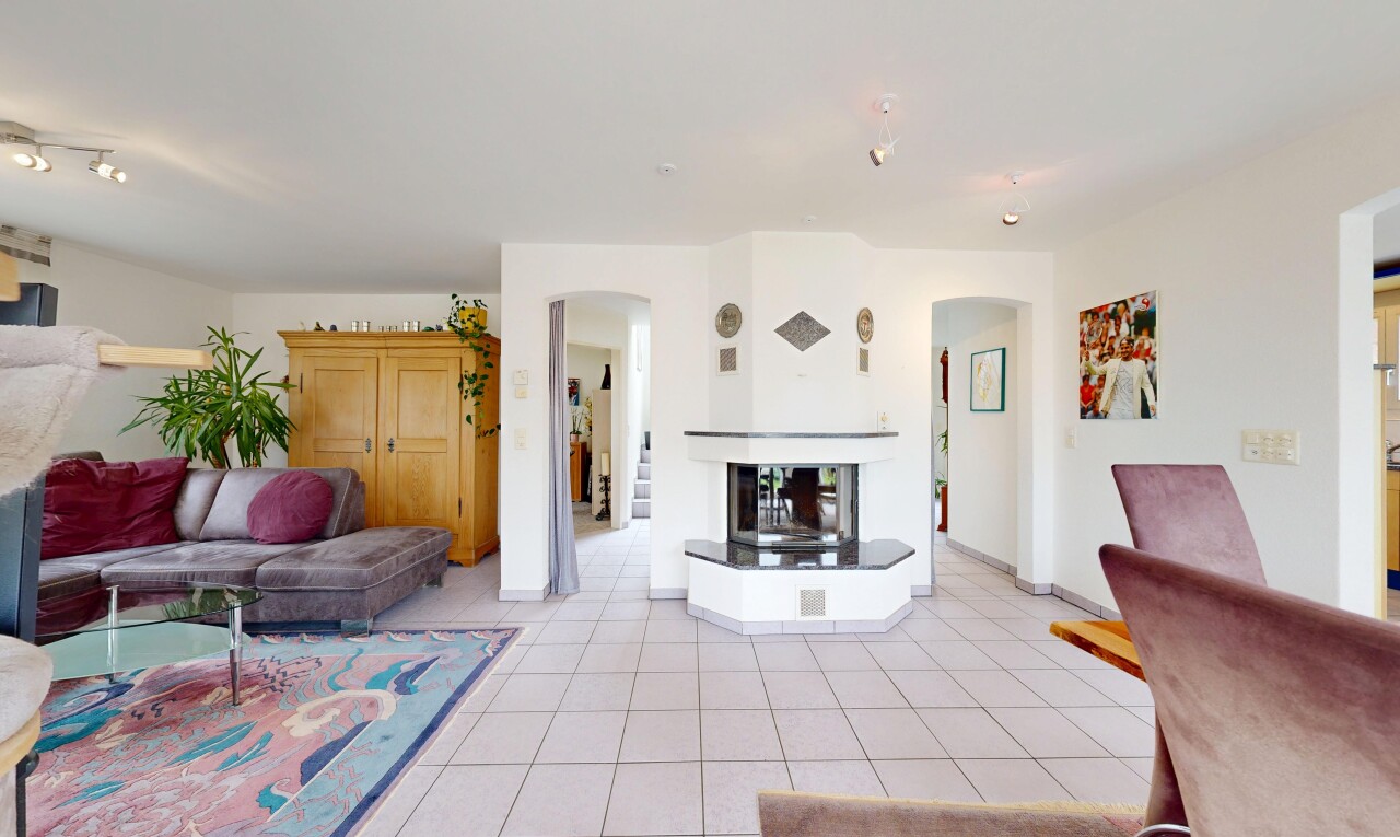 wohnzimmer mit inside property, gipskartonwand, drywall, gewölbte gehwege, und light floor