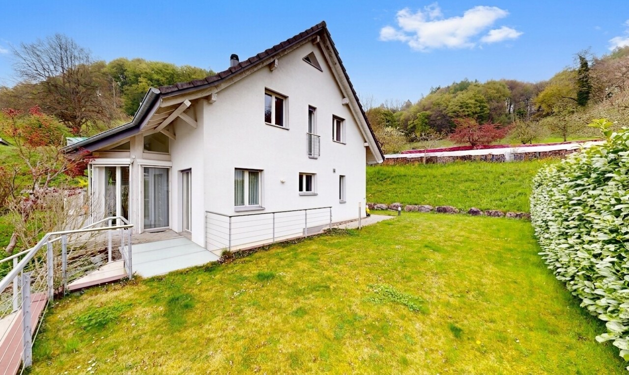 außenansicht mit rasen, from property, stuckverkleidung, und day time