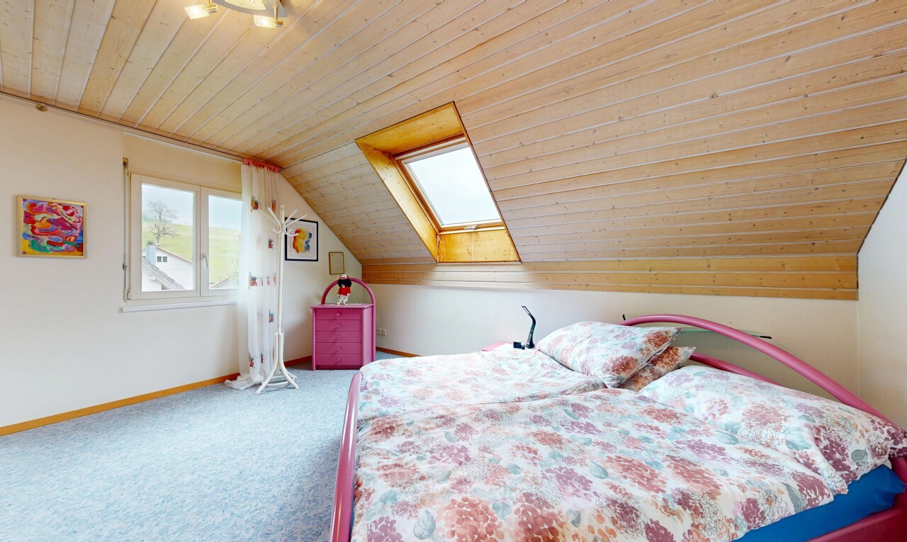 zimmer / schlafzimmer mit zusätzliches zimmer, dachfenster, dachschräge, vaulted ceiling, und inside property