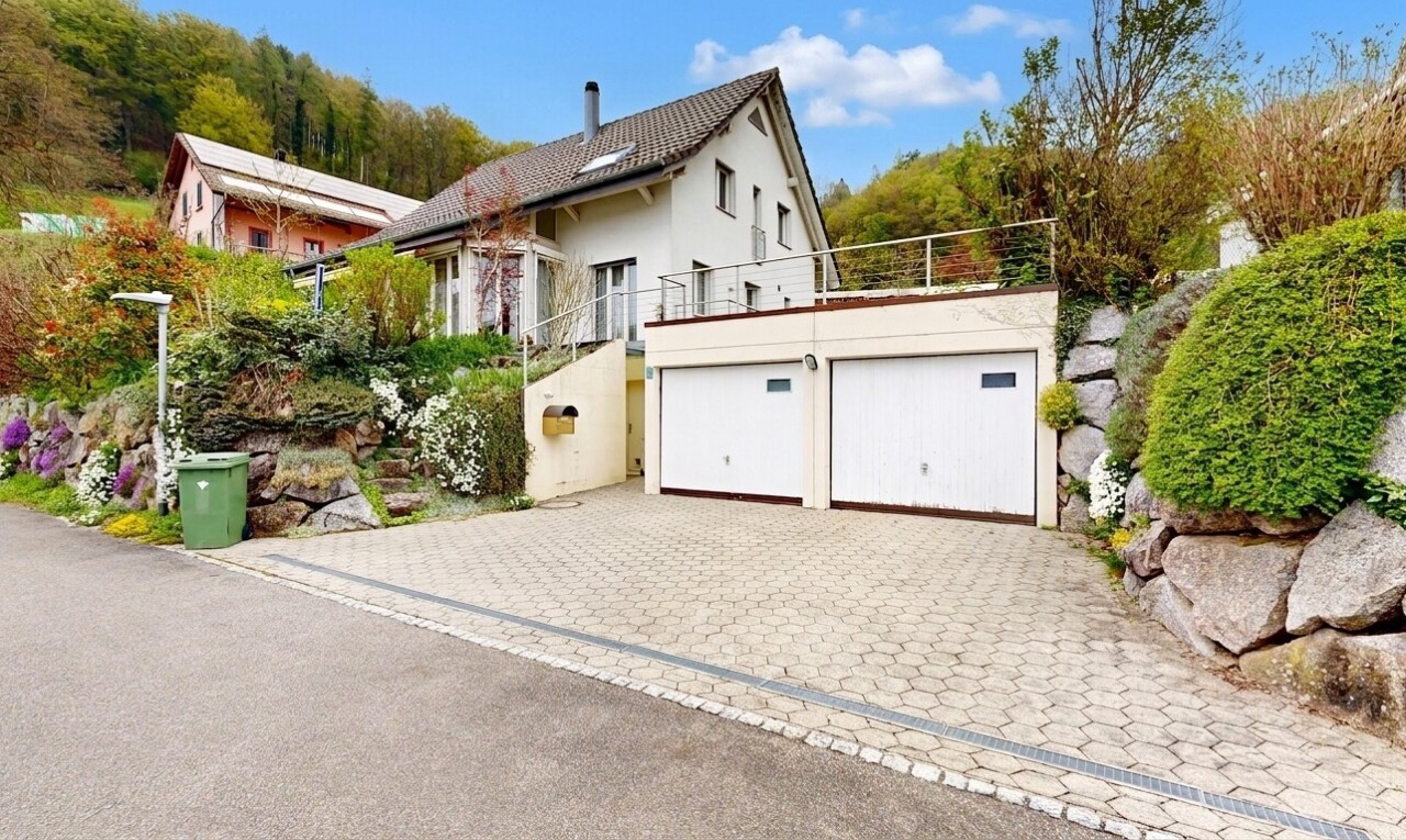 außenansicht mit garage, auffahrt, stuckverkleidung, day time, und property visible