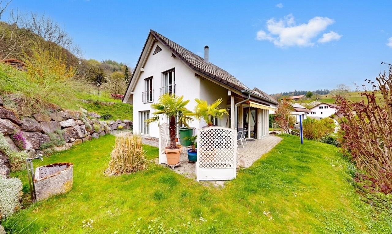 außenansicht mit terrasse, from property, stuckverkleidung, rasen, und day time