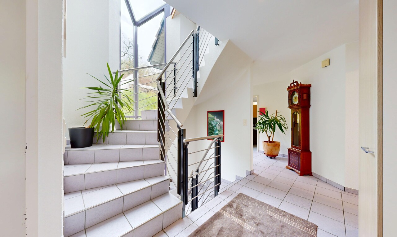 rezeption / lobby mit treppen, drywall, natural light, tile floor, und inside property