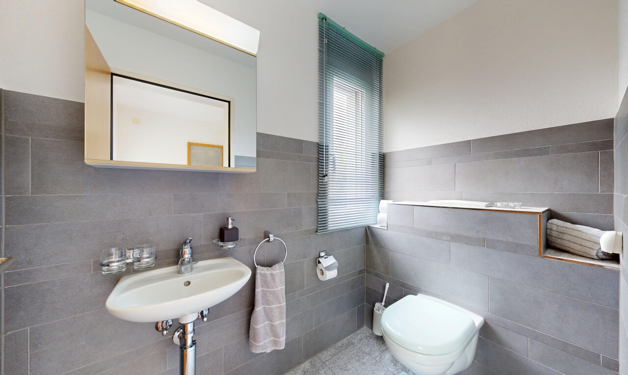bad mit gäste-wc, tile wall, fliesenwand, inside property, und drywall