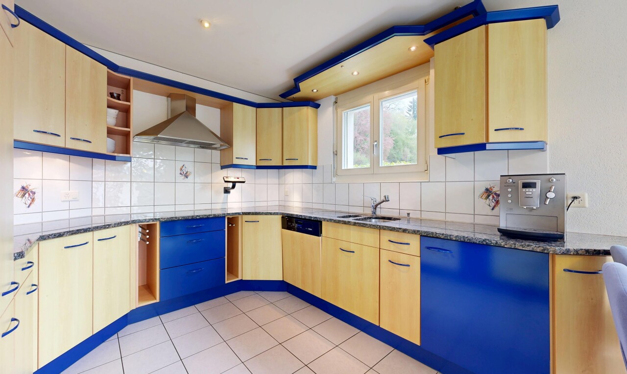 küche mit dunstabzugshaube, dark countertops, offene regale, open shelves, und stein arbeitsplatten