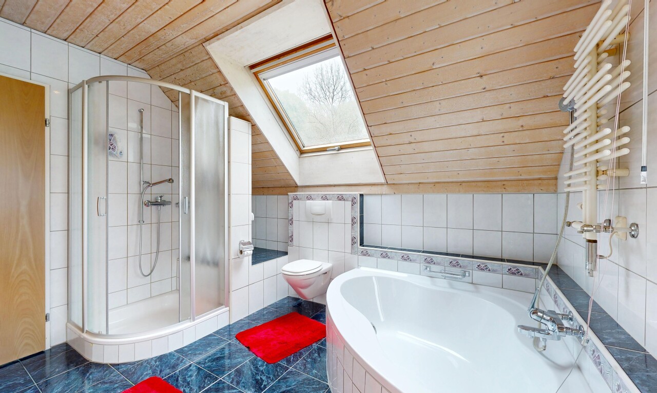 bad mit komplettes badezimmer, dusche, dachschräge, vaulted ceiling, und fliesenwand