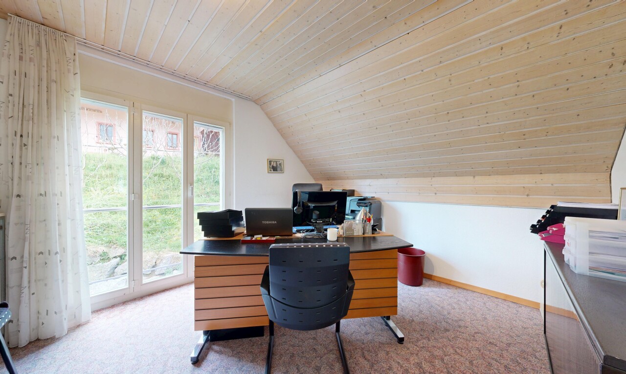 büro mit teppich, carpet, natürliches licht, natural light, und holzdecke