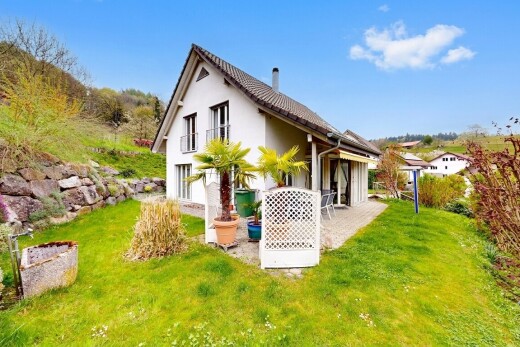 außenansicht mit terrasse, from property, stuckverkleidung, rasen, und day time