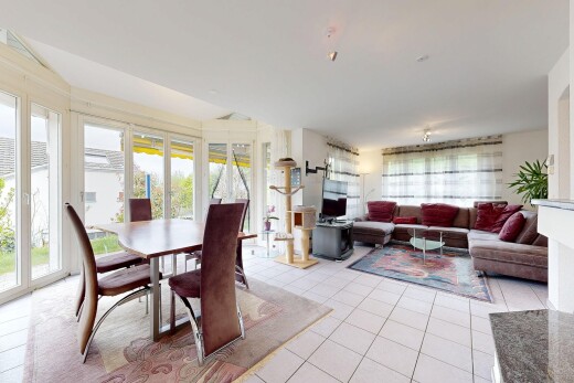 wohn- / esszimmer mit inside property, fliesenboden, tile floor, light floor, und fernseher