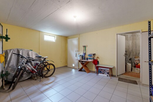 gym avec lumière naturelle, natural light, light floor, inside property, et sous-sol