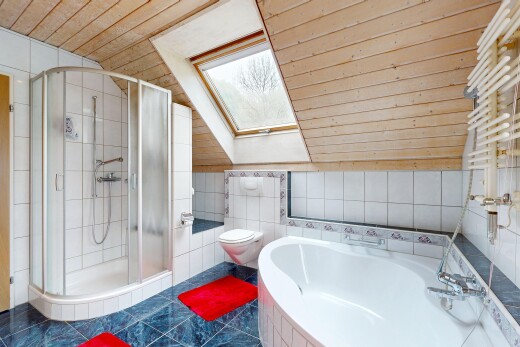 salle de bains avec salle de bain complète, douche, plafond voûté, vaulted ceiling, et mur en carrelage