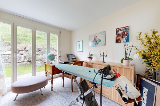 bureau avec espace bureau, lumière naturelle, natural light, inside property, et moquette