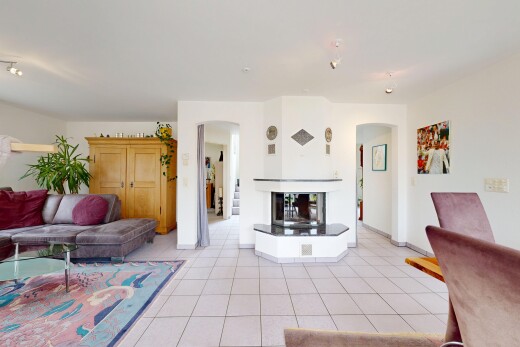 wohnzimmer mit inside property, gipskartonwand, drywall, gewölbte gehwege, und light floor
