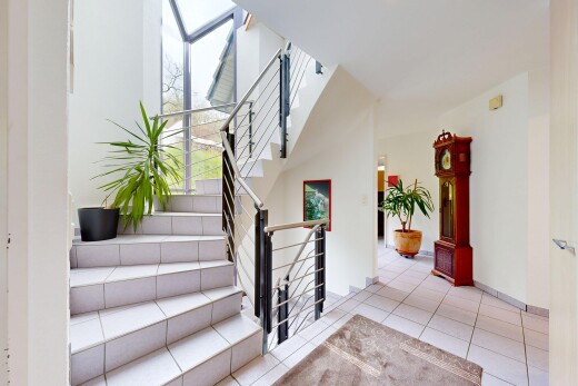 rezeption / lobby mit treppen, drywall, natural light, tile floor, und inside property