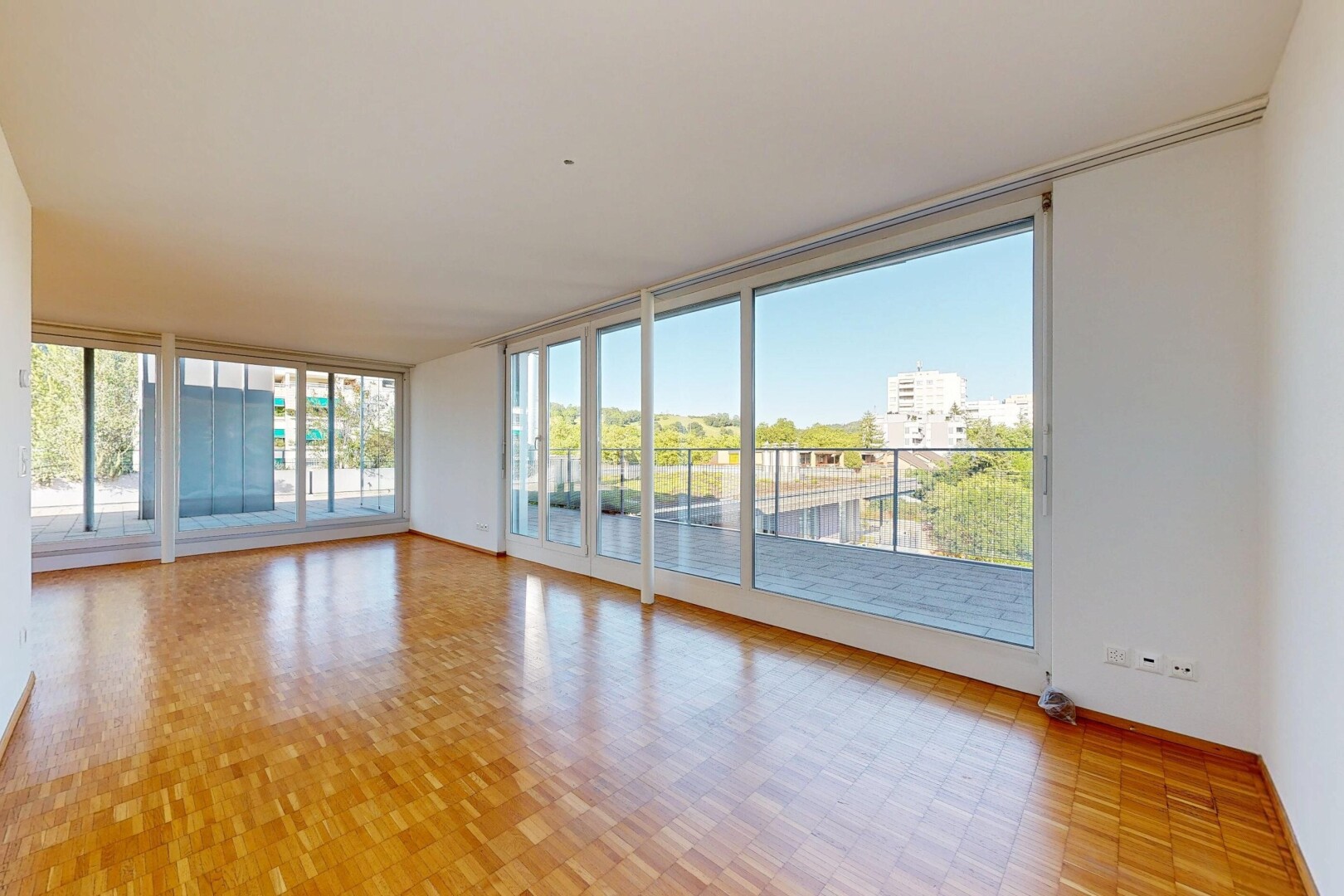 pièce vide avec day time, drywall, cloison sèche, inside property, et wood finish floor