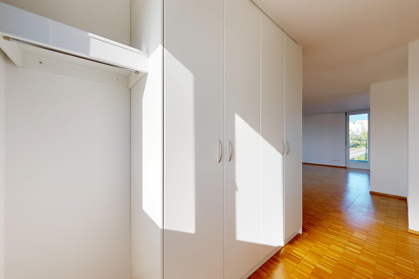 couloir avec cloison sèche, drywall, inside property, lumière naturelle, et natural light