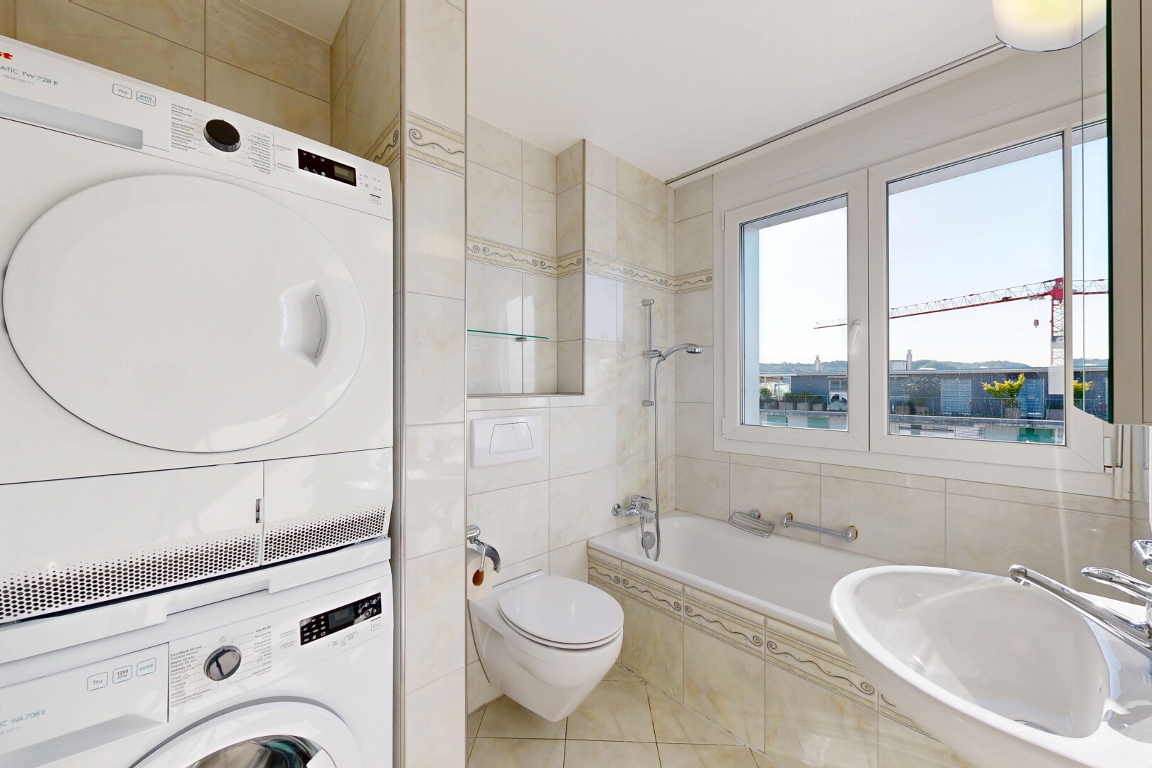 salle de bains avec salle de bain complète, inside property, douche-bain combinés, tile wall, et mur en carrelage