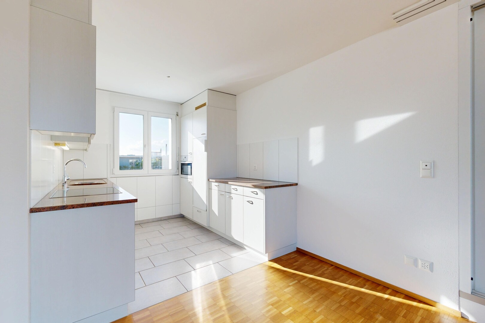 cuisine avec light floor, armoires blanches, white cabinets, inside property, et cloison sèche