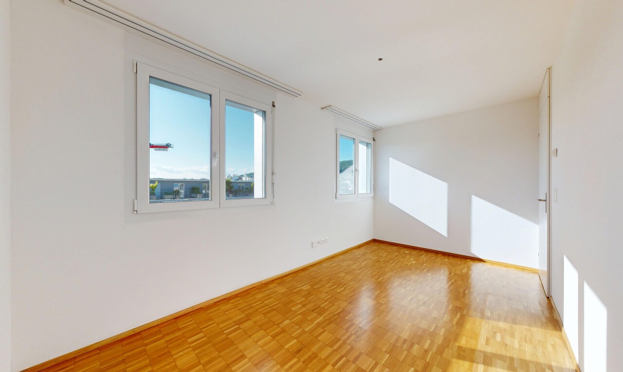 pièce vide avec day time, wood finish floor, sol en finition bois, drywall, et cloison sèche