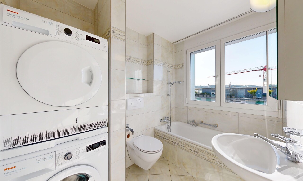 salle de bains avec salle de bain complète, inside property, douche-bain combinés, tile wall, et mur en carrelage