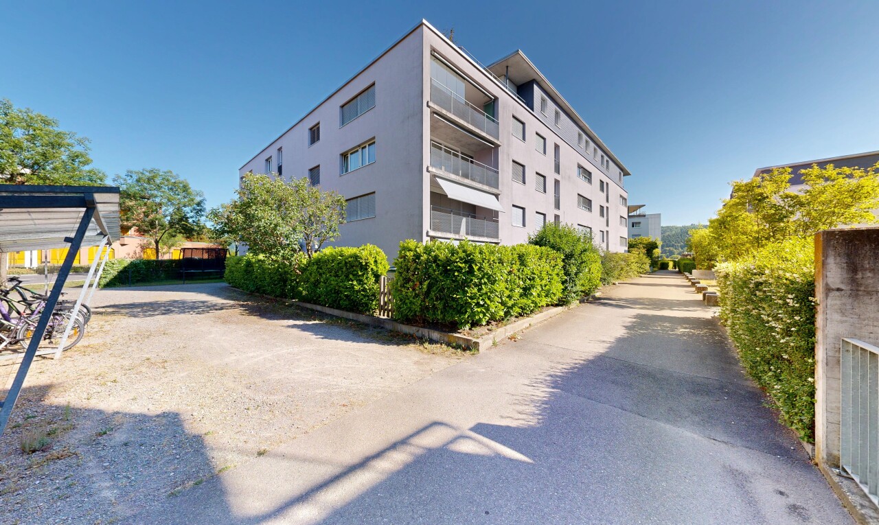 extérieur du bâtiment avec vue sur le complexe d'appartements, apartment complex view, day time, et from community