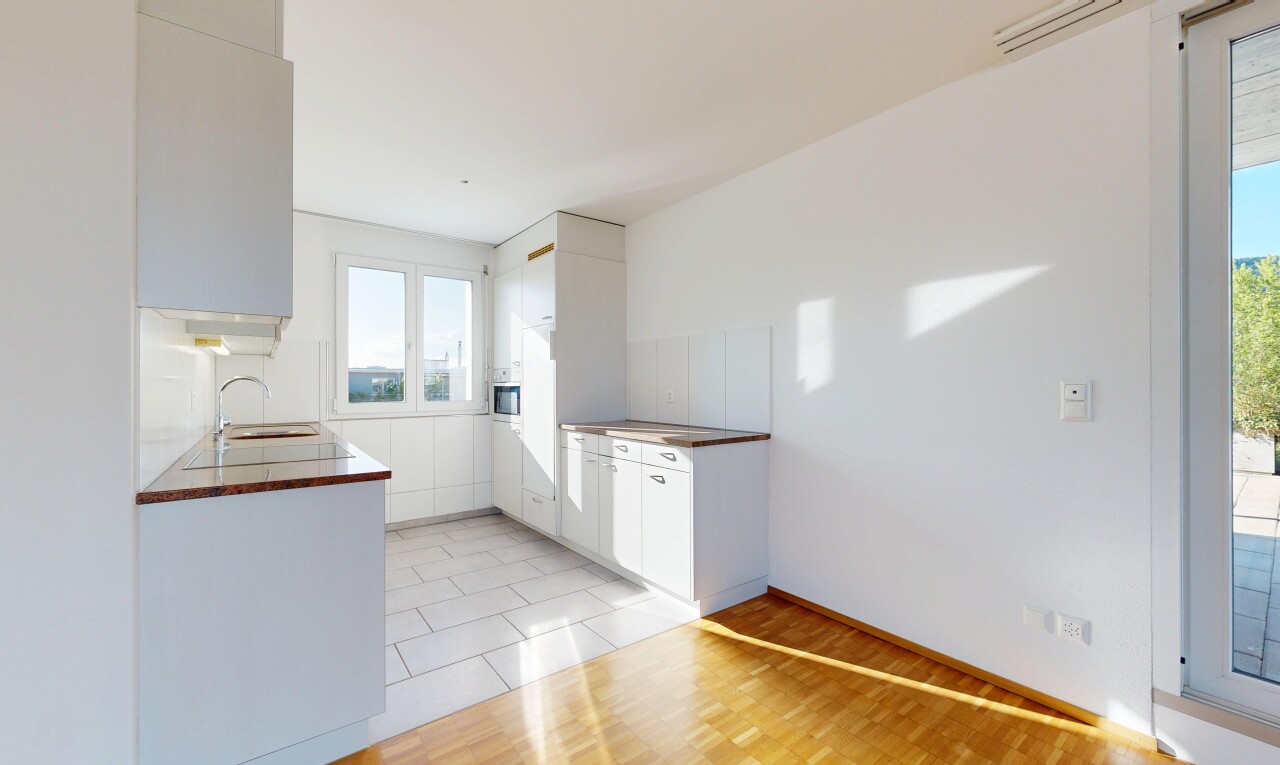 cuisine avec light floor, armoires blanches, white cabinets, inside property, et cloison sèche