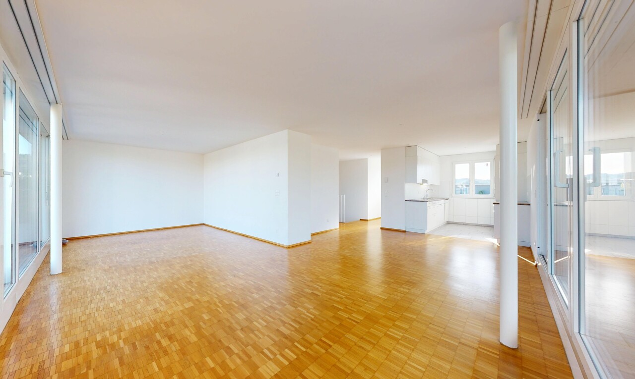 pièce vide avec lumière naturelle, natural light, inside property, sol en finition bois, et wood finish floor