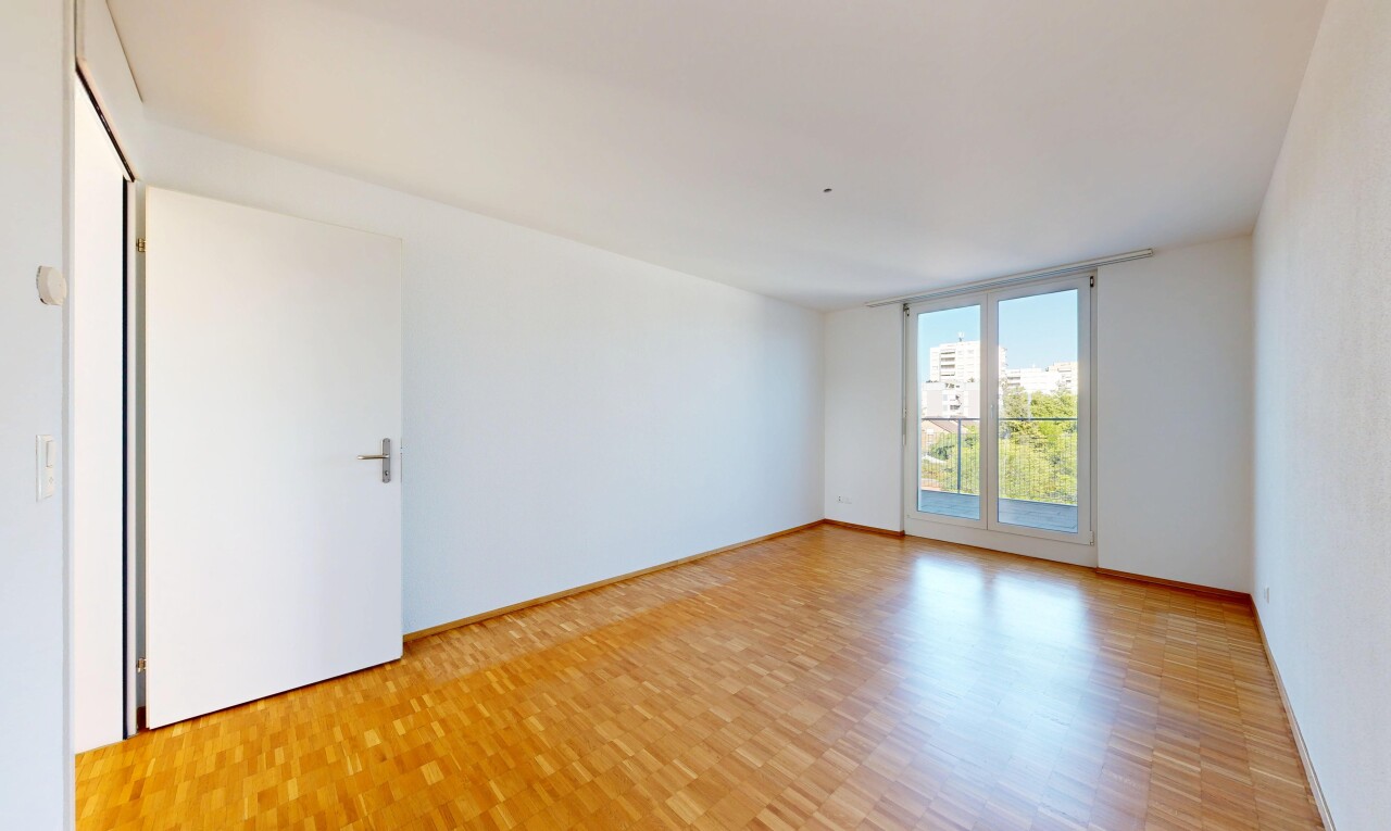 pièce vide avec day time, inside property, sol en finition bois, wood finish floor, et cloison sèche