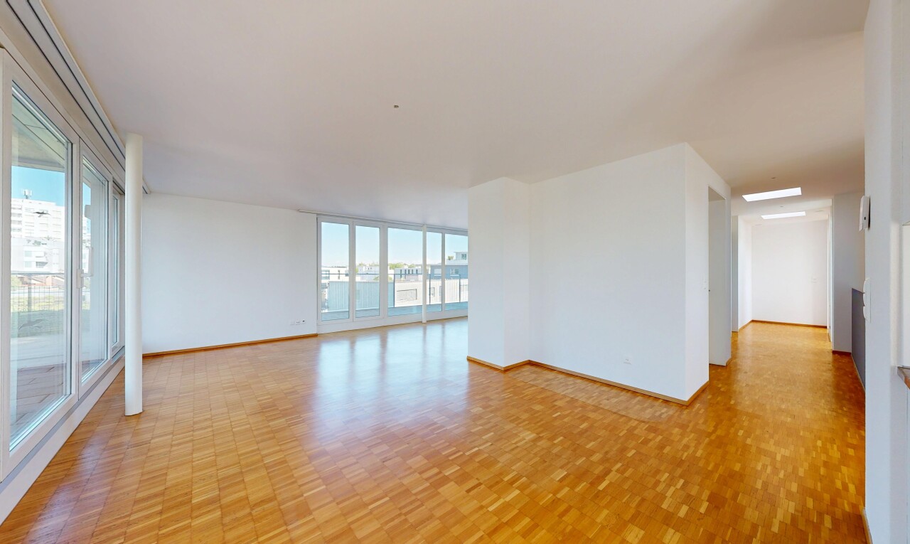 pièce vide avec day time, lumière naturelle, natural light, inside property, et sol en finition bois