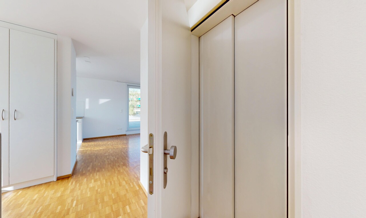 couloir avec sol en finition bois, wood finish floor, inside property, cloison sèche, et drywall