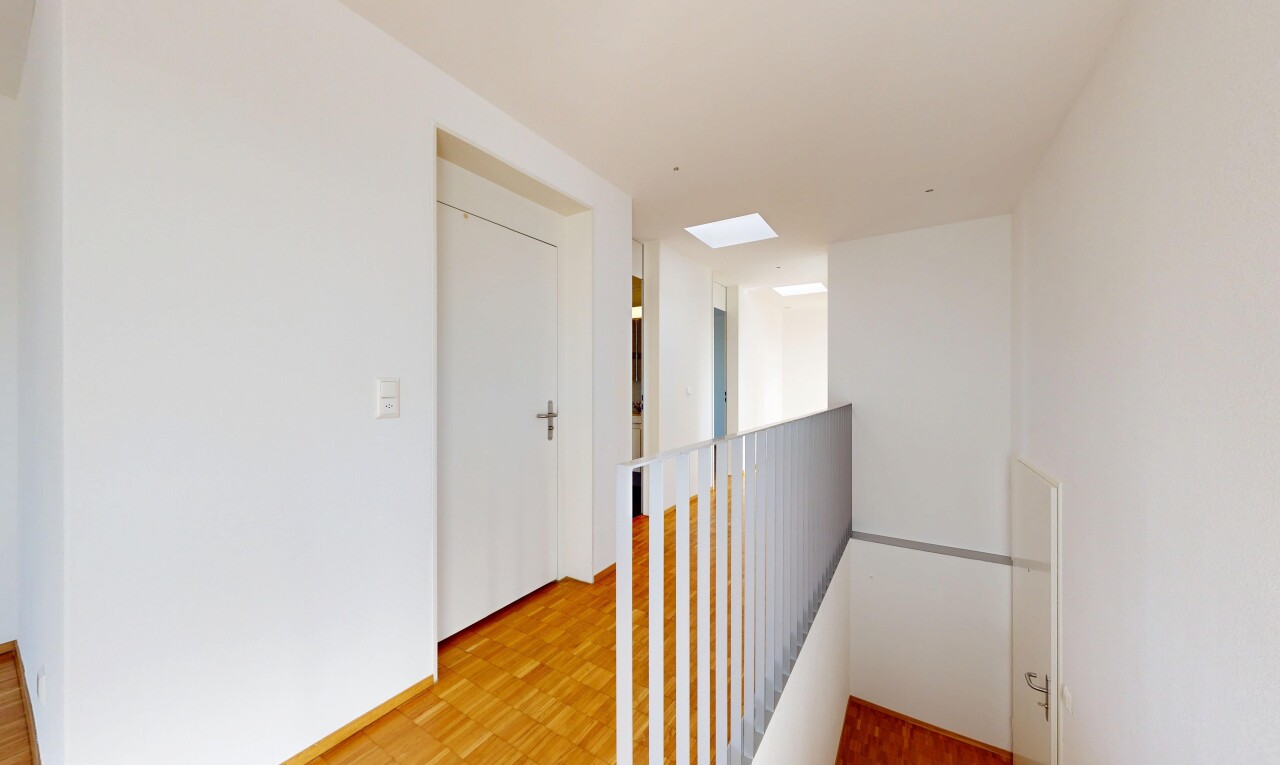 couloir avec drywall, cloison sèche, inside property, palier à l'étage, et wood finish floor