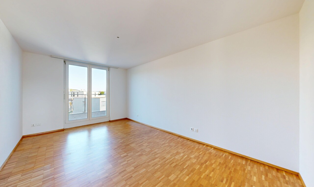pièce vide avec day time, cloison sèche, drywall, sol en finition bois, et wood finish floor
