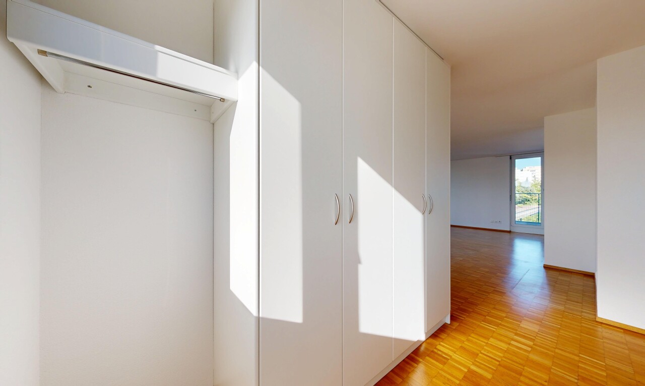 couloir avec cloison sèche, drywall, inside property, lumière naturelle, et natural light