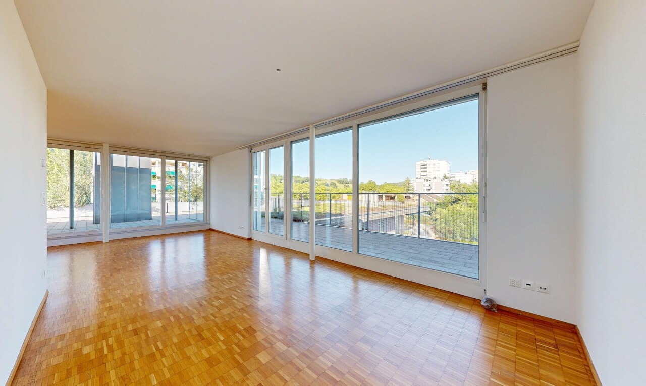 pièce vide avec day time, drywall, cloison sèche, inside property, et wood finish floor