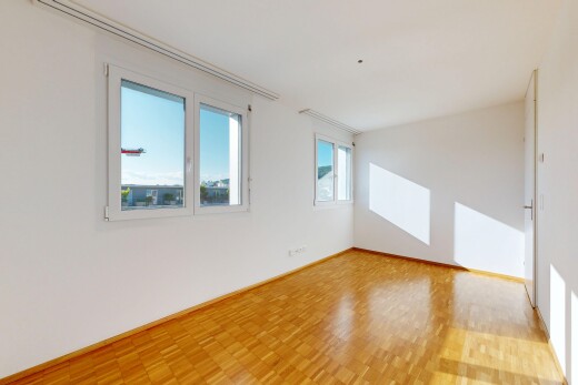 pièce vide avec day time, wood finish floor, sol en finition bois, drywall, et cloison sèche