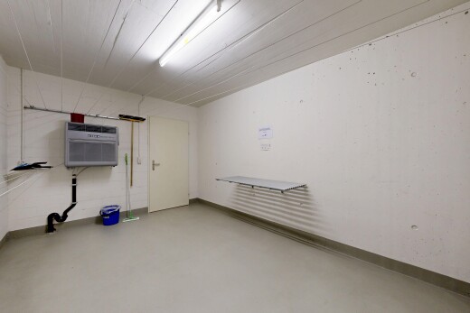 pièce vide avec sol en béton, concrete floor, finished concrete floor, inside property, et climatiseur mural