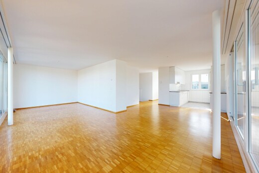 pièce vide avec lumière naturelle, natural light, inside property, sol en finition bois, et wood finish floor