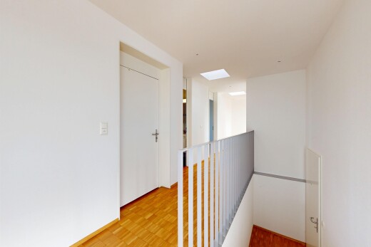 couloir avec drywall, cloison sèche, inside property, palier à l'étage, et wood finish floor