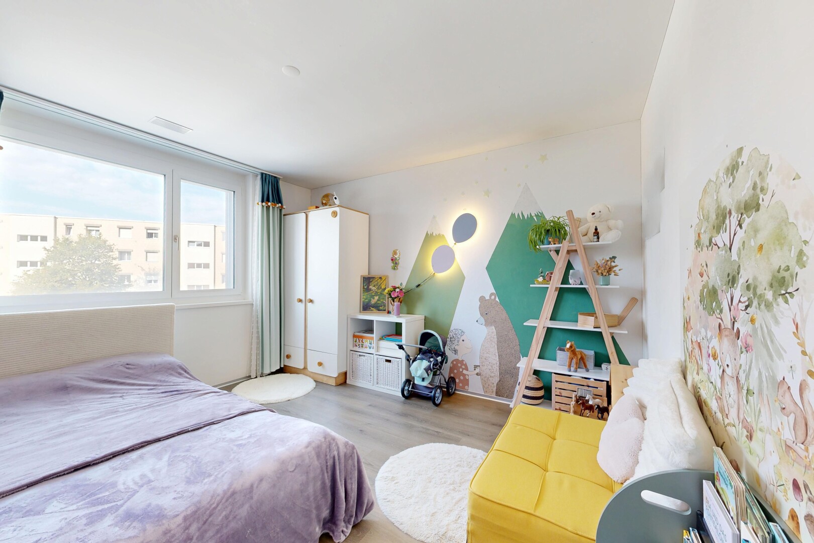 zimmer / schlafzimmer mit inside property, drywall, gipskartonwand, wood finish floor, und holzfußboden