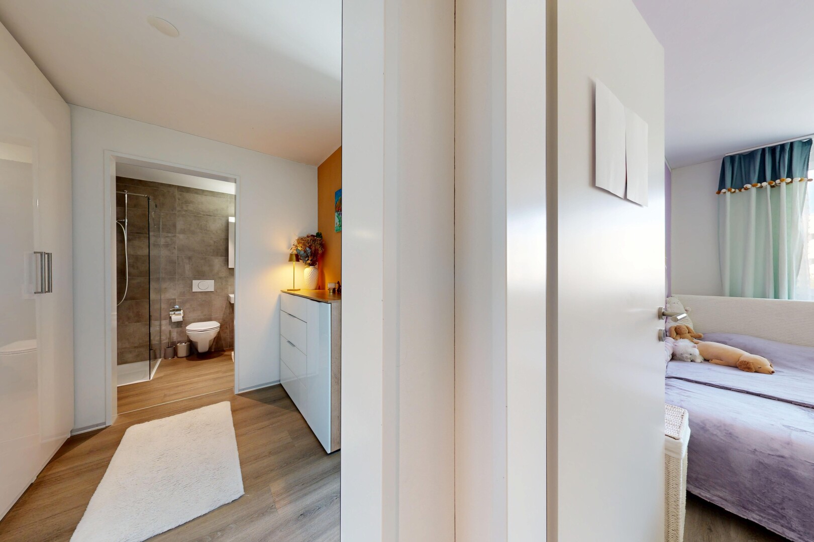 halle / korridor mit wood finish floor, holzfußboden, inside property, light floor, und drywall