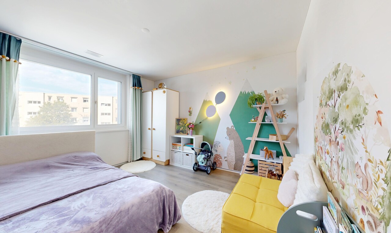 zimmer / schlafzimmer mit inside property, drywall, gipskartonwand, wood finish floor, und holzfußboden