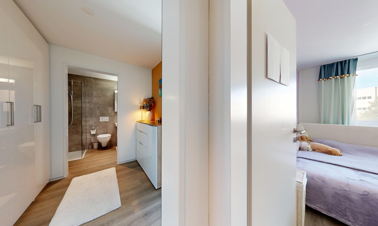 halle / korridor mit wood finish floor, holzfußboden, inside property, light floor, und drywall