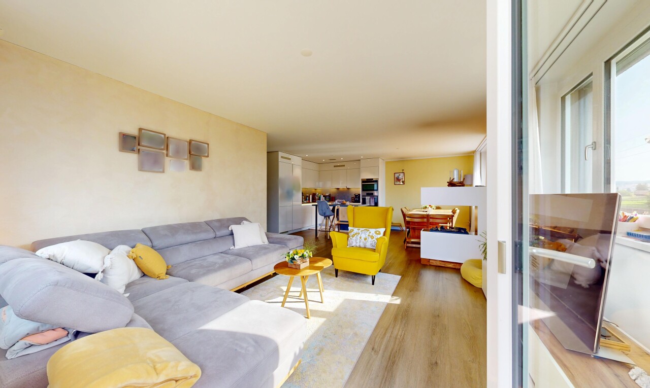 wohnzimmer mit holzfußboden, wood finish floor, gipskartonwand, drywall, und inside property