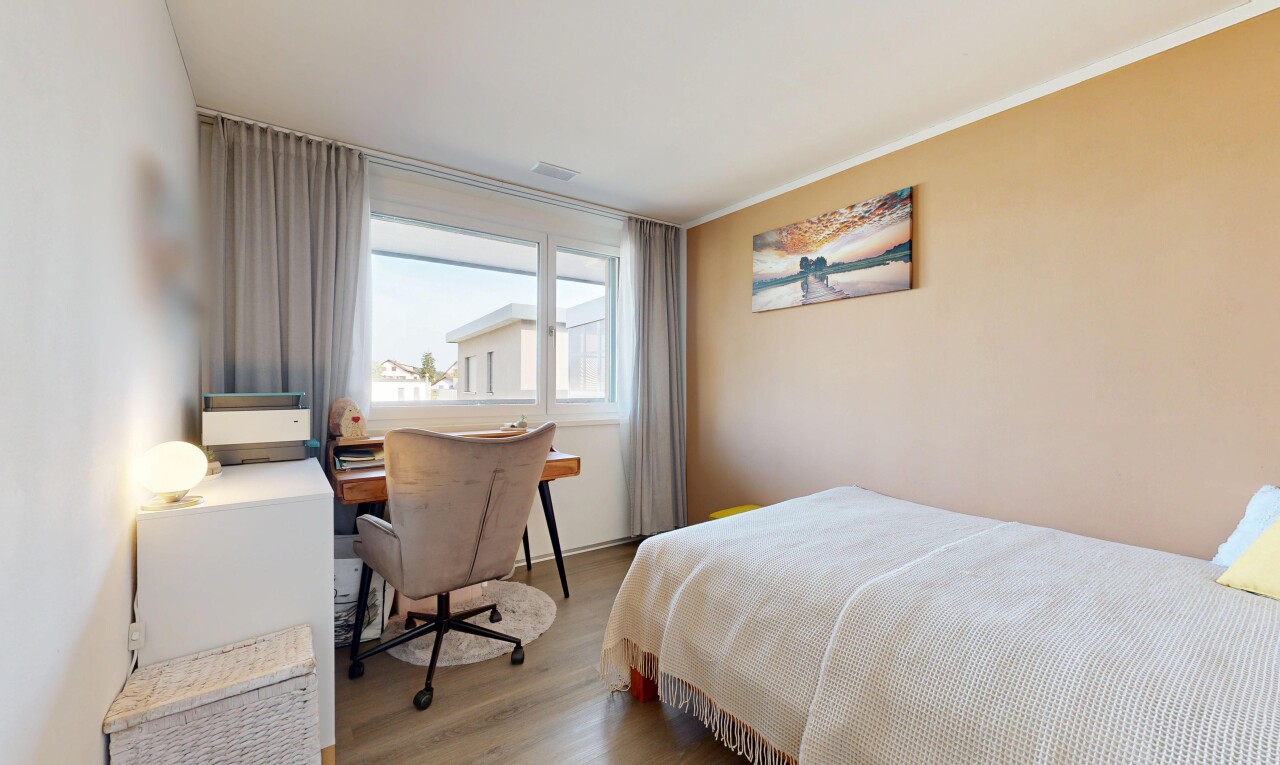 zimmer / schlafzimmer mit bürobereich, wood finish floor, holzfußboden, drywall, und gipskartonwand